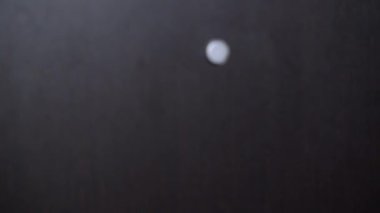 Kutulu teslimatçı. Kurye kadın teslimatı.