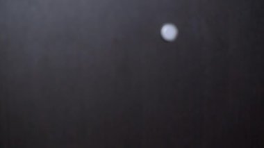 Kutulu teslimatçı. Kurye kadın teslimatı.