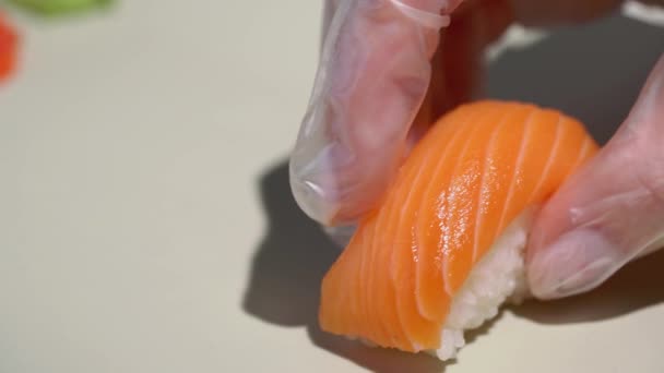 Rollo de sushi de comida tradicional japonesa con salmón . — Vídeo de stock