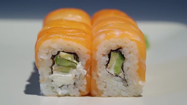 Japonez tradițional sushi rola Philadelphia cu somon și brânză . — Videoclip de stoc