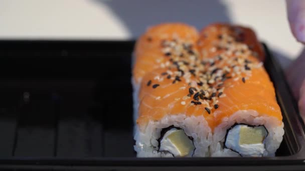 Sushi gulung philadelphia tradisional Jepang dengan salmon dan keju. — Stok Video