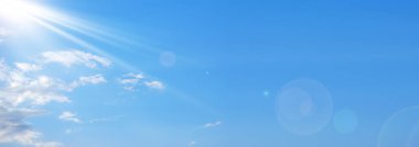 Mavi gökyüzü, beyaz bulutlar ve güneş