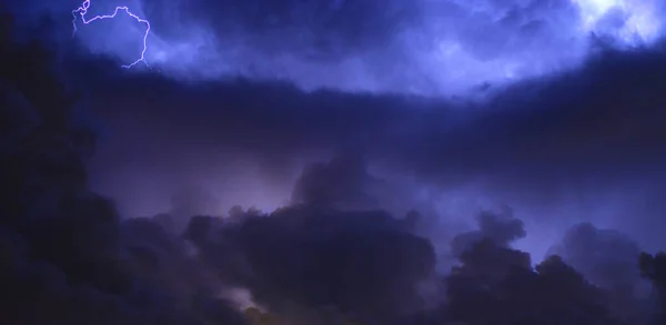 Gecenin Karanlığında Tehlikeli Şimşek Fırtınası — Stok fotoğraf