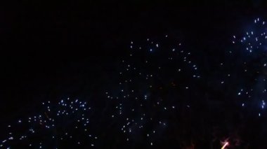 Gecenin karanlığını renkli ışıkla dolduran ve patlayan renkli havai fişekler.