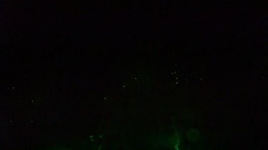 Gecenin karanlığını renkli ışıkla dolduran ve patlayan renkli havai fişekler.