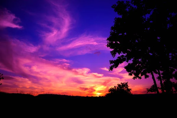 Coucher Soleil Violet Rouge Avec Des Nuages Dans Ciel — Photo