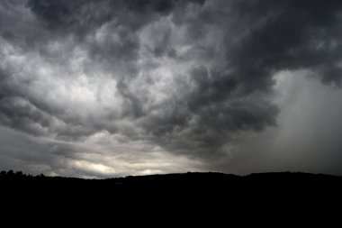 Şiddetli yağmurlu sağanak karanlık çayırların üzerinde uçuyor, zaman aralığı