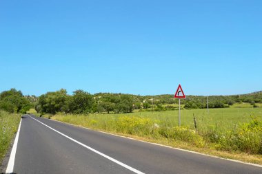 Sağ virajlı şehir dışı yol, otoyol,