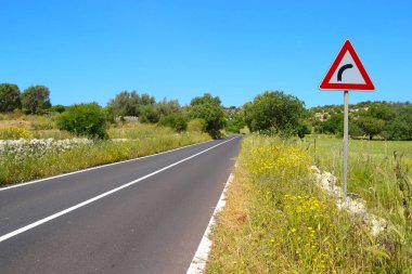 Sağ virajlı şehir dışı yol, otoyol,