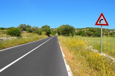 Sağ virajlı şehir dışı yol, otoyol,