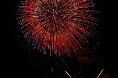 Gecenin karanlığını renkli ışıkla dolduran ve patlayan renkli havai fişekler..