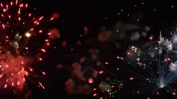 Színes tűzijáték, amely felrobban és színes fénnyel tölti meg az éjszakai égbolt sötétségét.. — Stock videók