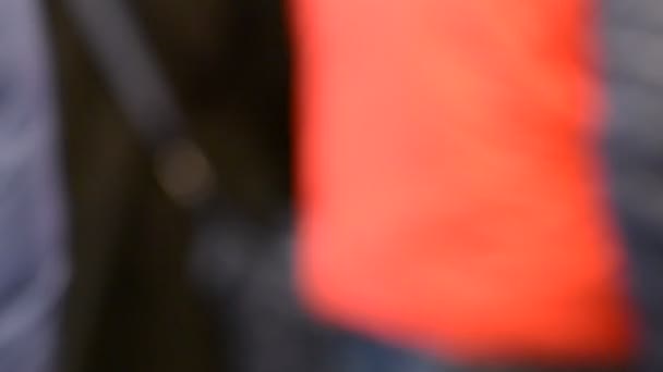 Des gens marchant dans un centre commercial, flous .