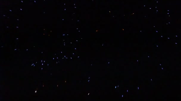 Красочные фейерверки, которые взрываются и заполняют темноту ночного неба цветным светом . — стоковое видео