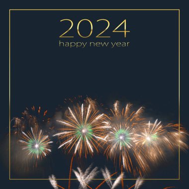 Renkli havai fişekler patlıyor ve gökyüzünün karanlığını karanlık bir arkaplanda 2024 mutlu yeni yıl sözleriyle dolduruyor..