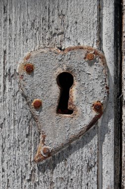Kalp şeklinde yamalı eski metal anahtar deliği