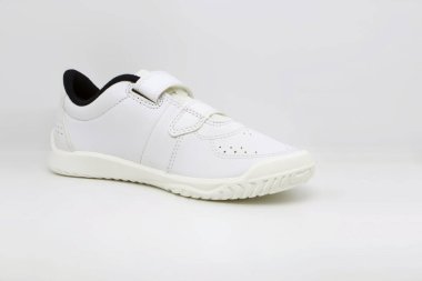 beyaz arka plan üzerinde beyaz spor ayakkabı