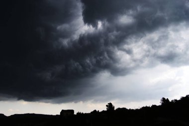 Tepenin üzerinde fırtına bulutları