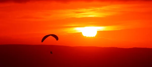 Paragliding Sunset Beautiful Red Sunset Silhouette Paraglider — Stock Photo, Image