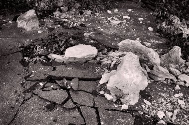 Büyük kayalar caddeye çöktü..