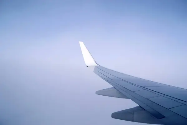 飛行機の翼 空を飛ぶ — ストック写真