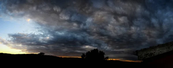 Pôr Sol Nublado Chuvoso Tons Escuros — Fotografia de Stock