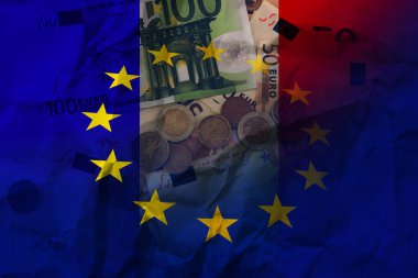 Avrupa Fransa bayrağı ve buruşuk kağıt üzerindeki banknotlar.