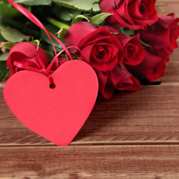 Valentinshintergrund Aus Geschenkanhänger Und Roten Rosen Auf Holz Platz Für — Stockfoto