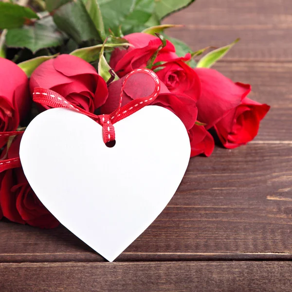 Fundo de Valentim de etiqueta de presente branco e rosas vermelhas em madeira. S — Fotografia de Stock