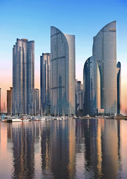 Busan, Corea del Sur - 09 de diciembre de 2019: Rascacielos de Mordern Busan, Corea del Sur - 14 de diciembre de 2019: Rascacielos de modernos edificios de apartamentos y puerto deportivo en Marine City of Busan, Corea del Sur Imagen de archivo