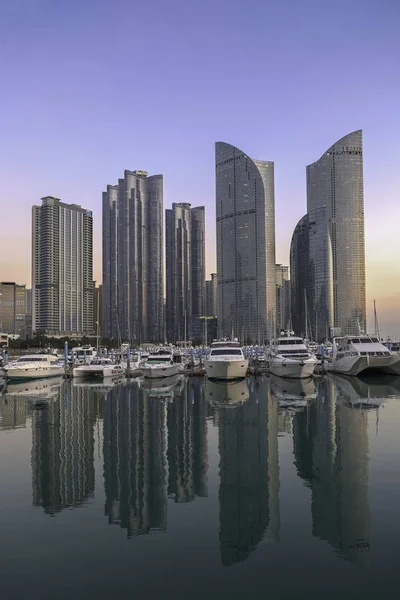Пусан, Южная Корея - 11 января 2020 года: Небоскрёбы современных многоквартирных домов и пристань для яхт в морском городе Пусан, Южная Корея Стоковое Фото