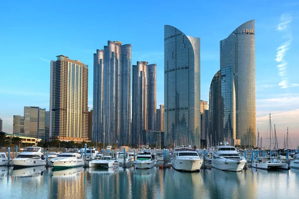 Busan, Südkorea - 14. Dezember 2019: Wolkenkratzer moderner Mehrfamilienhäuser und Yachthafen in der Marinestadt Busan, Südkorea Stockbild