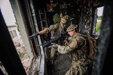 Rangers tahrip şehirde devriye. Askeri ve kurtarma işlemi kavramı.