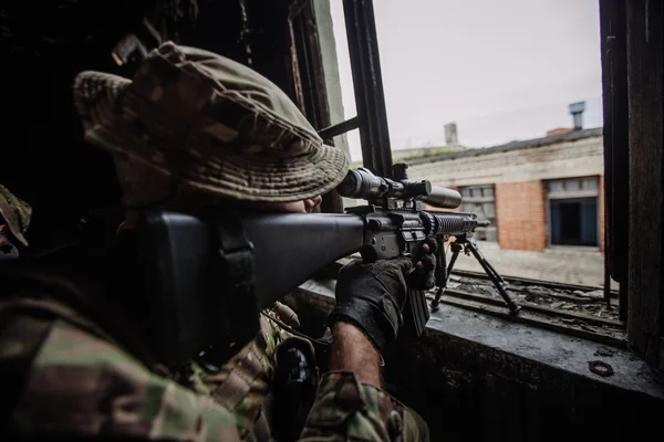 Soldados em patrulha em cidade destruída. Operações militares e de salvamento — Fotografia de Stock