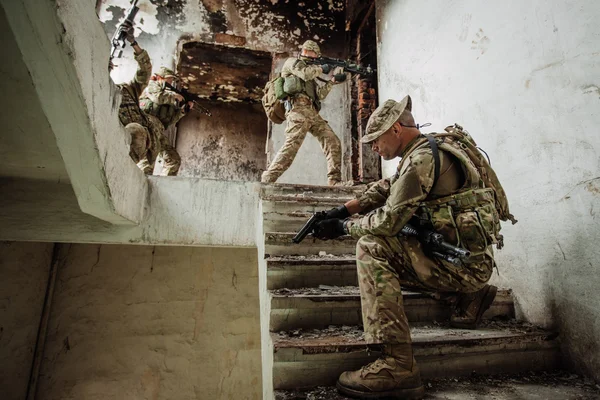 Rangers Patrouille Dans Ville Détruite Concept Opération Militaire Sauvetage — Photo