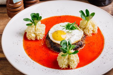 Kırmızı biftek yumurta ve patates ile