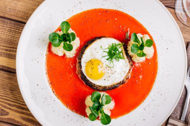 Kırmızı biftek yumurta ve patates ile