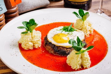 Kırmızı biftek yumurta ve patates ile