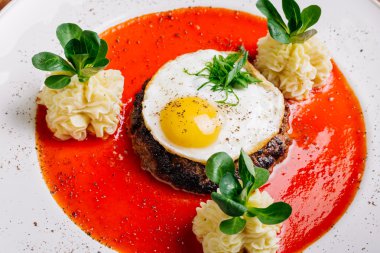 Kırmızı biftek yumurta ve patates ile