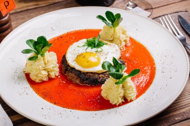 Kırmızı biftek yumurta ve patates ile