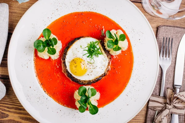Filete rojo con huevo y patatas — Foto de Stock