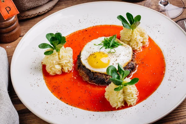 Bife vermelho com ovo e batatas — Fotografia de Stock