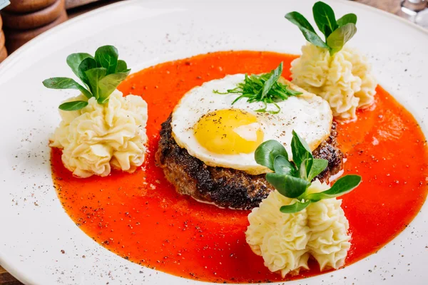 Bife vermelho com ovo e batatas — Fotografia de Stock