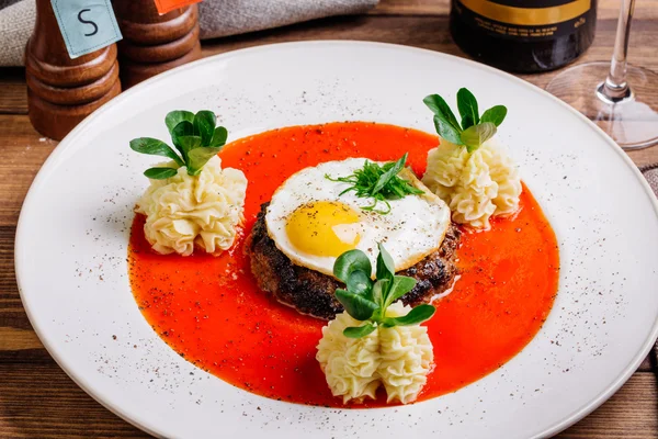Červená biftek s vejcem a brambory — Stock fotografie