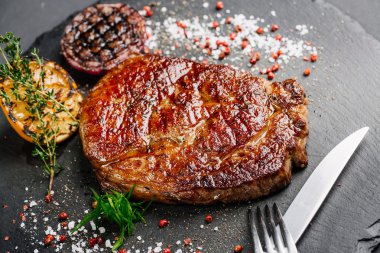 Sığır eti biftek ızgara limon ile mermer sığır eti pişmiş üzerinden 