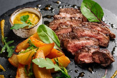 Sığır eti biftek mermer sığır eti orta patates ile nadir