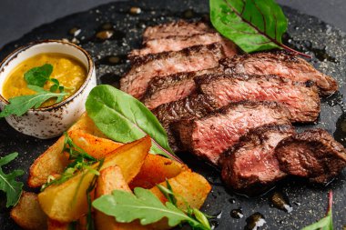 Sığır eti biftek mermer sığır eti orta patates ile nadir