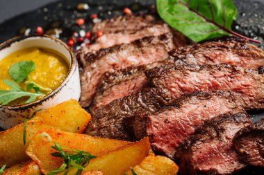 Sığır eti biftek mermer sığır eti az pişmiş patates ve s ile gelen