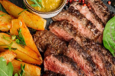 Sığır eti biftek mermer sığır eti az pişmiş patates ve s ile gelen
