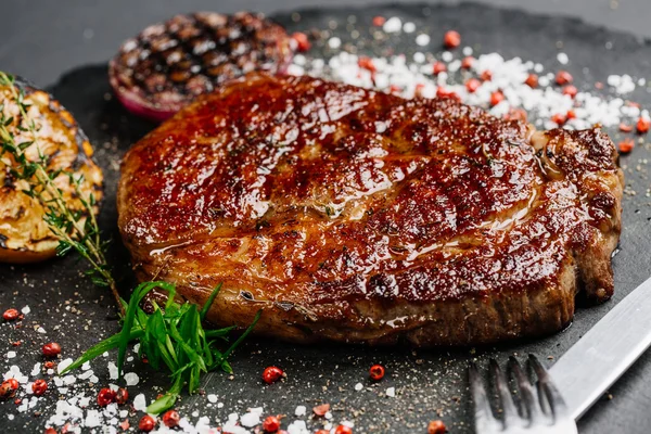 Filete de carne de res de res de mármol medio raro con limón a la parrilla —  Fotos de Stock